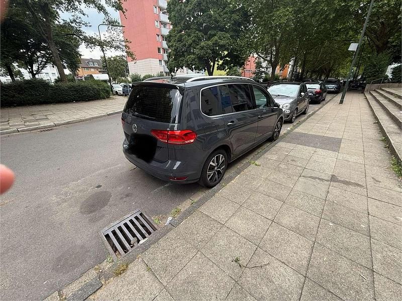 Grau Gebraucht 2020 VW Touran Edition Van / Kleinbus | 23.000 € (Fairer Preis) - Bild 1/4