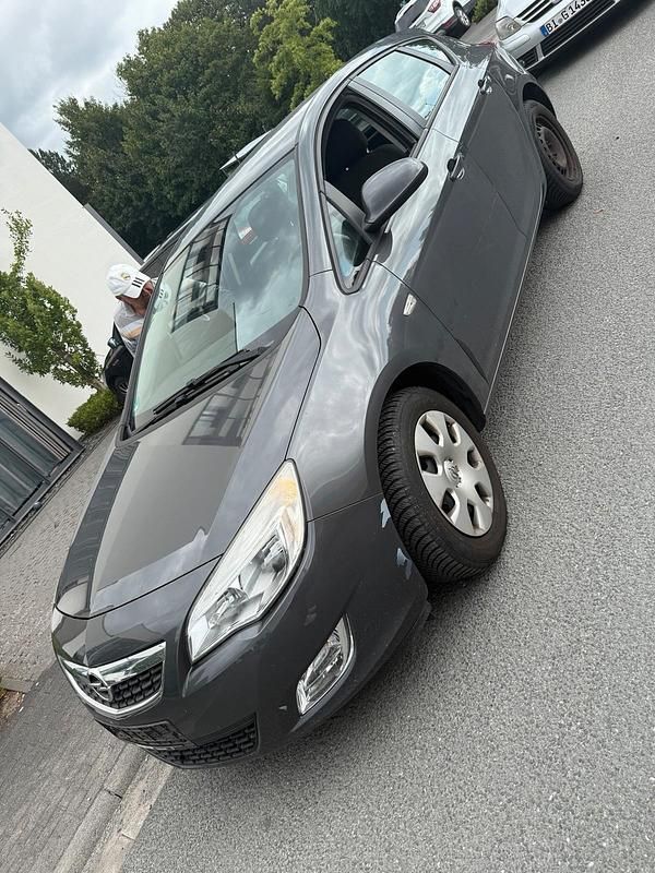 Braun Gebraucht 2011 Opel Astra Limousine | 2.999 € (Fairer Preis) - Bild 1/4