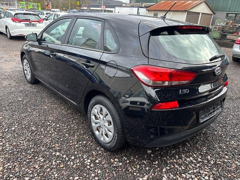 Gebraucht Hyundai i30 99 PS (72 kW) 2018 Schwarz Limousine