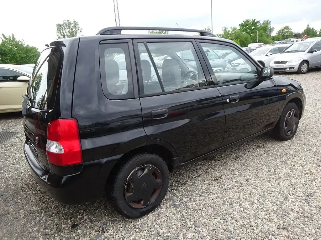 Używany Mazda Demio 63 KM (46 kW) 2002 Czarny Hatchback
