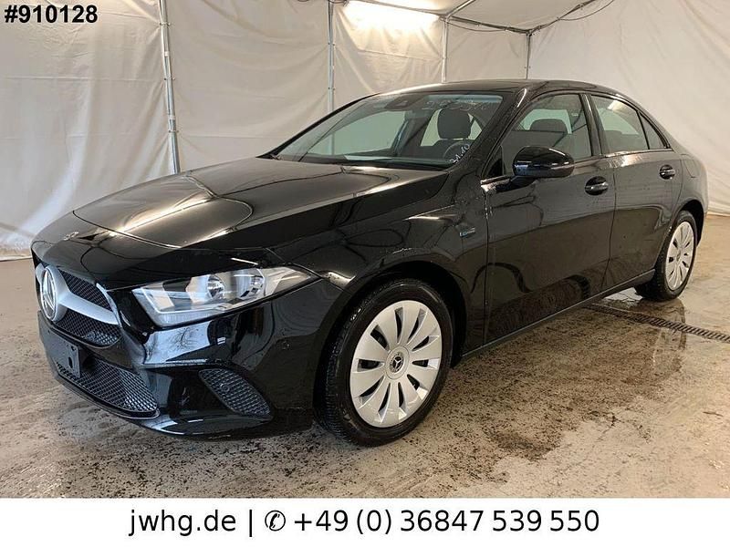 Nachtschwarz Gebraucht 2020 Mercedes A250 Limousine | 22.450 € (Guter Preis) - Bild 1/4