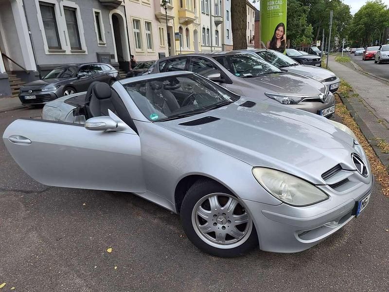 Grau Gebraucht 2006 Mercedes SLK200 Cabrio | 7.990 € (Etwas zu teuer) - Bild 1/4
