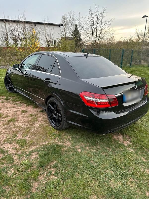 Gebraucht Mercedes E300 235 PS (172 kW) 2011 Schwarz Limousine