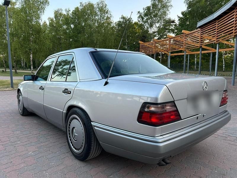 Second-hand Mercedes E280 193 CP (141 kW) 1995 Argintiu Berlinǎ
