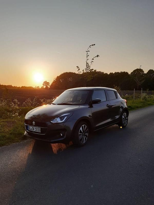 Grau Gebraucht 2018 Suzuki Swift Comfort+ Kleinwagen | 16.499 € (Teuer) - Bild 1/4
