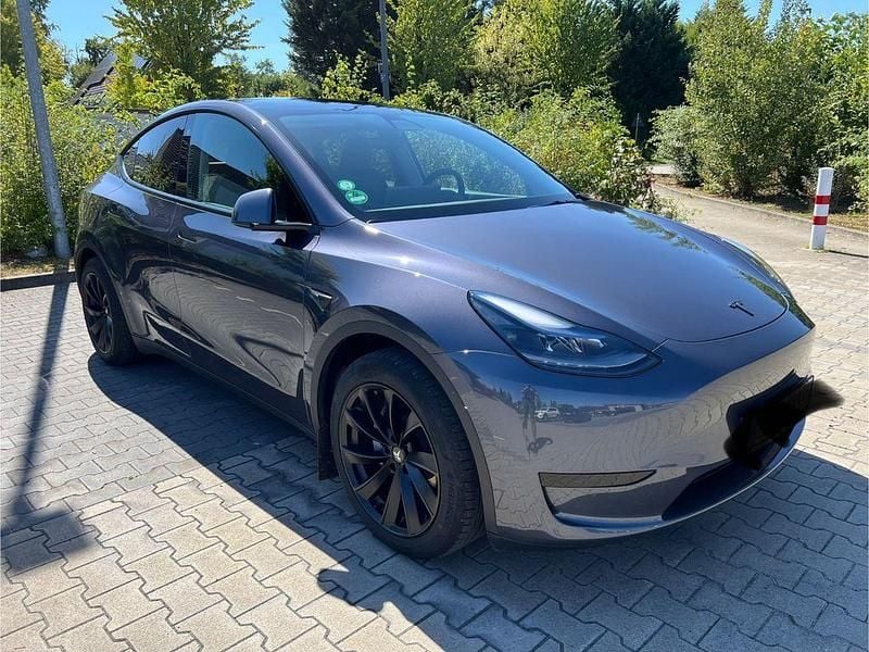Grau Gebraucht 2023 Tesla Model Y Standard Range SUV | 31.950 € - Bild 1/4