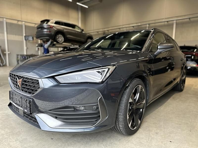 Magnetic grau metallic Gebraucht 2024 Cupra Leon Kombi | 25.900 € (Superpreis) - Bild 1/4