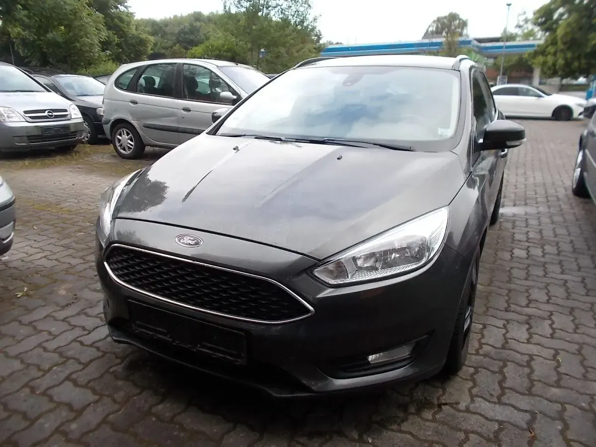 Gebraucht Ford Focus Trend 125 PS (91 kW) 2016 Grau Kombi