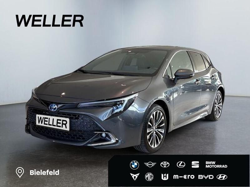 Grau Gebraucht 2024 Toyota Corolla Team Limousine | 25.780 € (Fairer Preis) - Bild 1/3