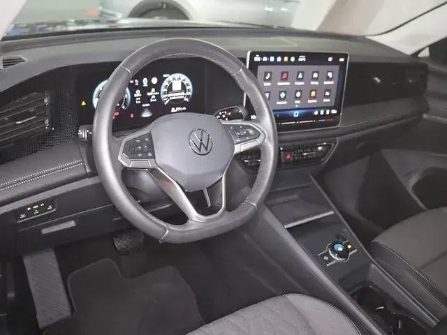 Gebraucht VW Tiguan Edition 193 PS (141 kW) 2024 Delfingrau metallic (metallic) SUV