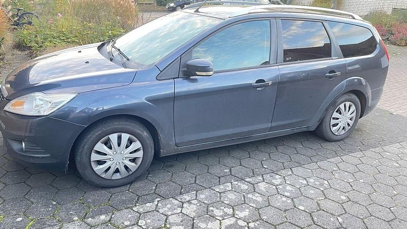 Grau Gebraucht 2010 Ford Focus Titanium Kombi | 1.750 € (Guter Preis) - Bild 1/4