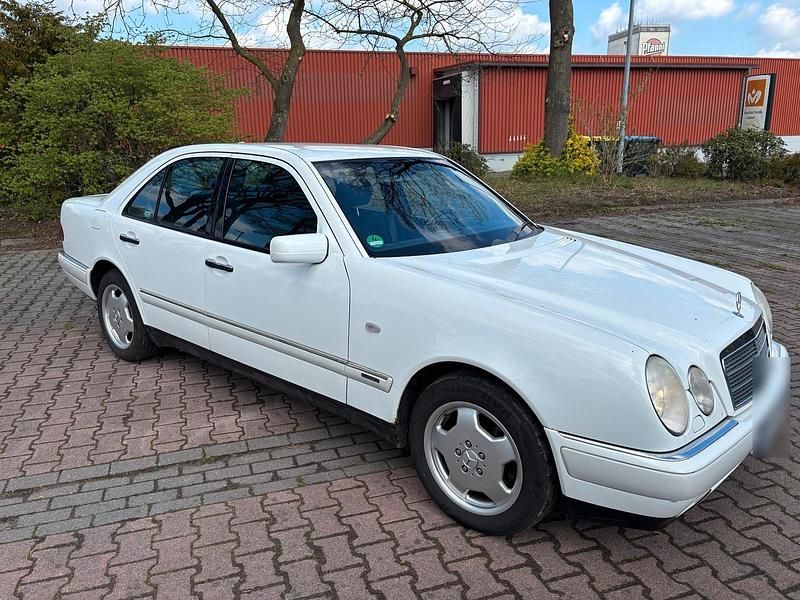 Brugt Mercedes E280 204 HK (150 kW) 1998 Hvid Sedan