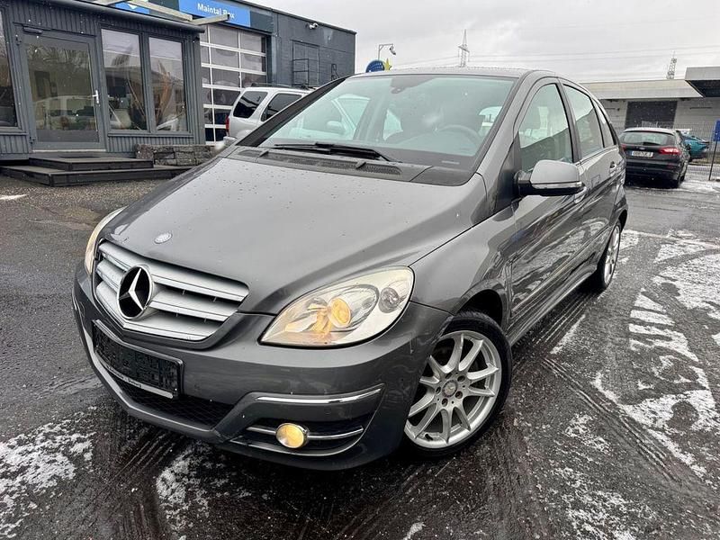 Grau Gebraucht 2011 Mercedes 200 Limousine | 6.690 € (Guter Preis) - Bild 1/4