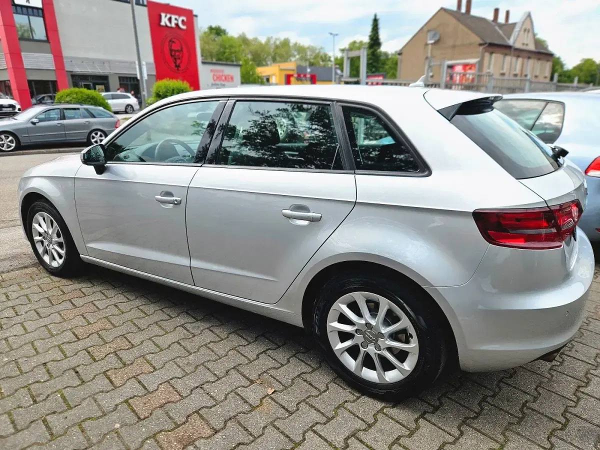 Gebraucht Audi A3 Sportback Attraction 122 PS (89 kW) 2013 Silber Kleinwagen