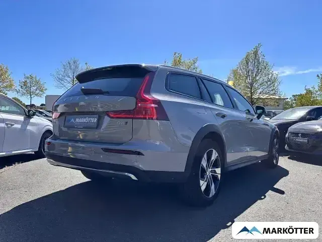 Gebraucht Volvo V60 CC Plus 197 PS (144 kW) 2024 Grau Kombi