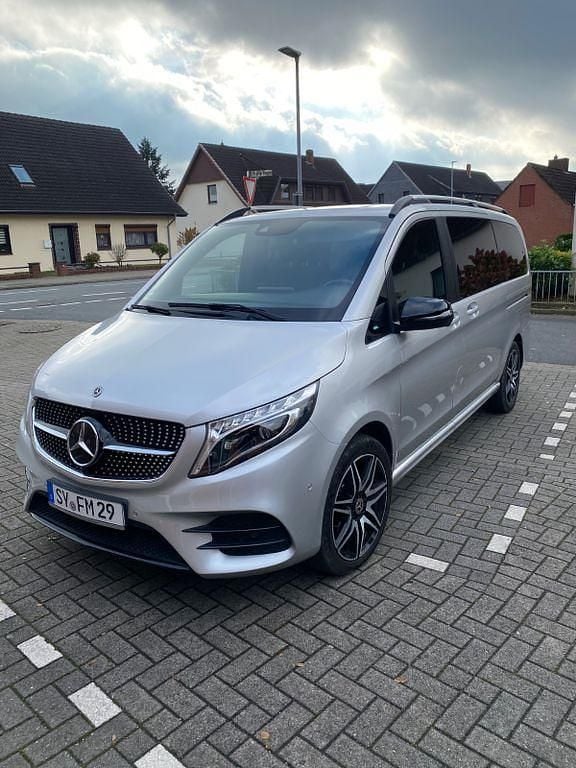 Silber Gebraucht 2020 Mercedes V300 AMG line Van / Kleinbus | 49.500 € (Guter Preis) - Bild 1/4