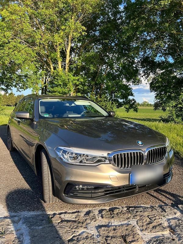 Grau Gebraucht 2019 BMW 520 Kombi | 24.499 € (Etwas zu teuer) - Bild 1/4