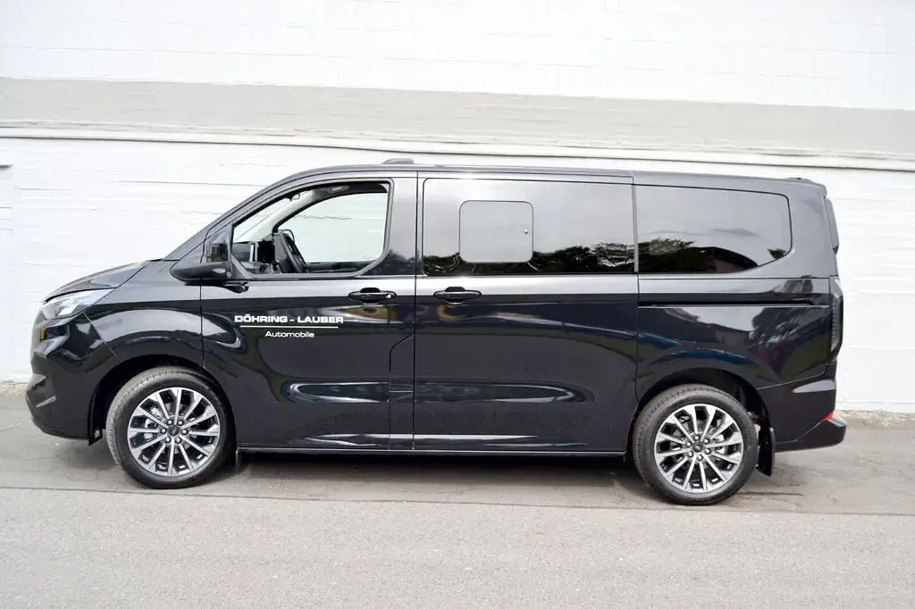 Usado Ford Tourneo Custom Titanium 170 HP (125 kW) 2025 Preto Van