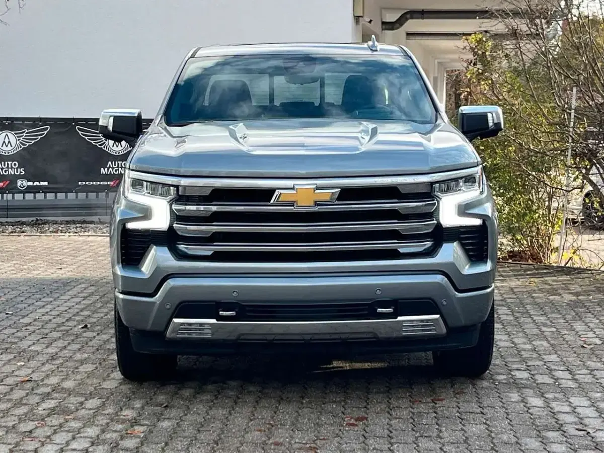Neu Chevrolet Silverado 426 PS (313 kW) 2025 Grau SUV