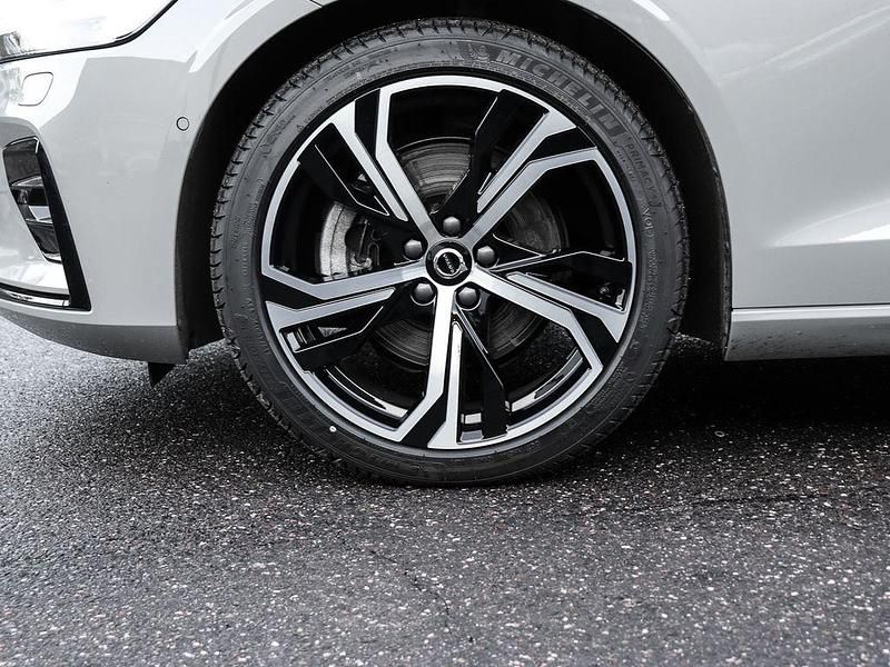 Gebraucht Volvo V60 Plus 197 PS (144 kW) 2025 Grau Kombi