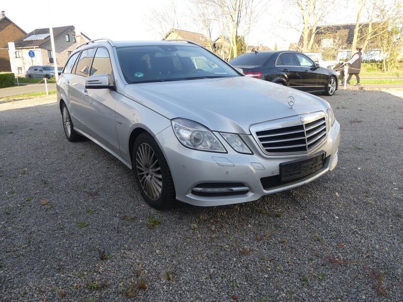 Silber Gebraucht 2012 Mercedes E200 Avantgarde Limousine | 7.900 € (Guter Preis) - Bild 1/4