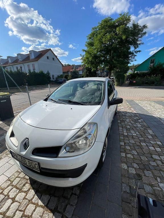 Weiß Gebraucht 2007 Renault Clio II Authentique Limousine | 1.900 € (Fairer Preis) - Bild 1/4