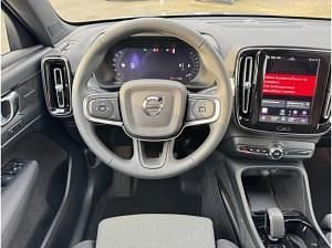 Neu Volvo XC40 Plus 163 PS (119 kW) 2025 Grau (vapour grey) SUV