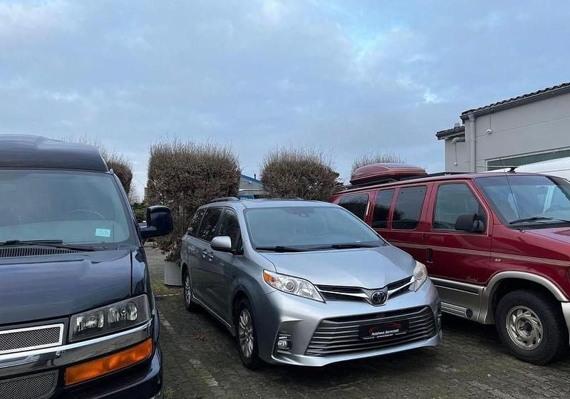 Grau Gebraucht 2020 Toyota Sienna XLE Van / Kleinbus | 15.900 € - Bild 1/4