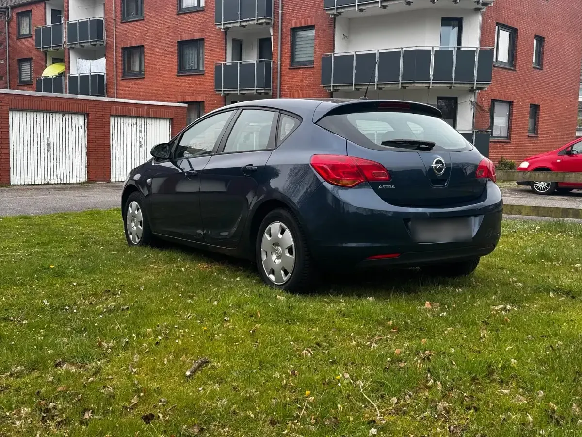 Second-hand Opel Astra 116 CP (85 kW) 2010 Albastru Hatchback