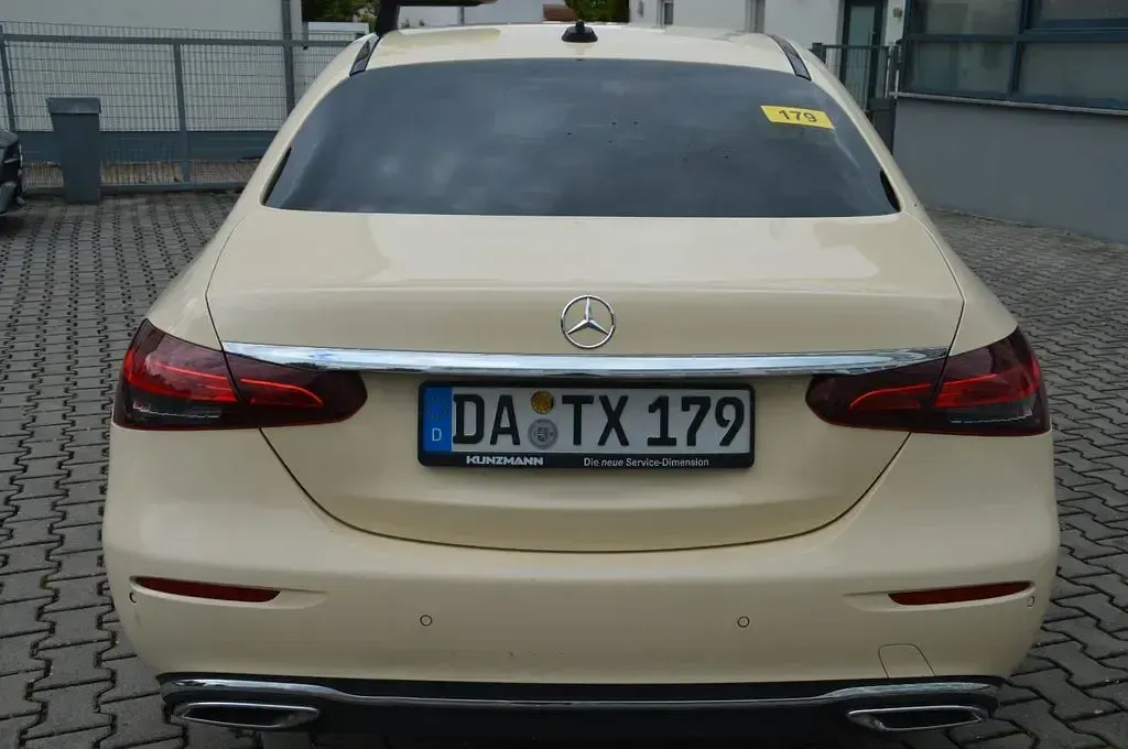 Second-hand Mercedes E200 160 CP (117 kW) 2023 Galben Berlinǎ
