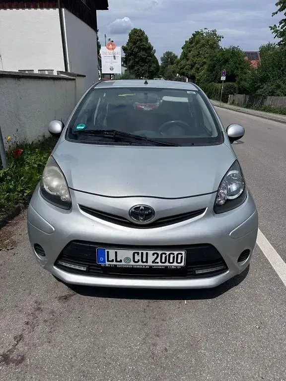 Gebraucht Toyota Aygo 68 PS (50 kW) 2012 Grau Kleinwagen