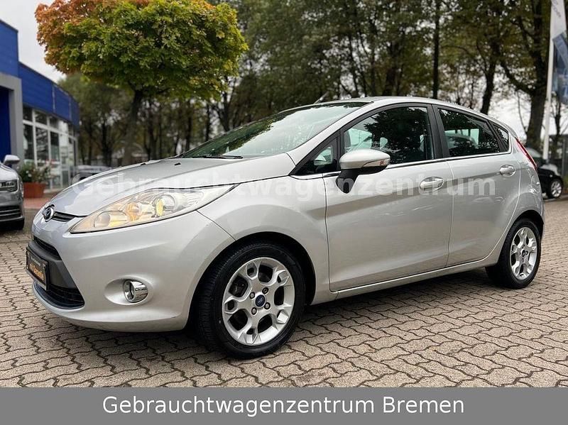 Gebraucht Ford Fiesta Titanium 69 PS (50 kW) 2012 Silber Kleinwagen