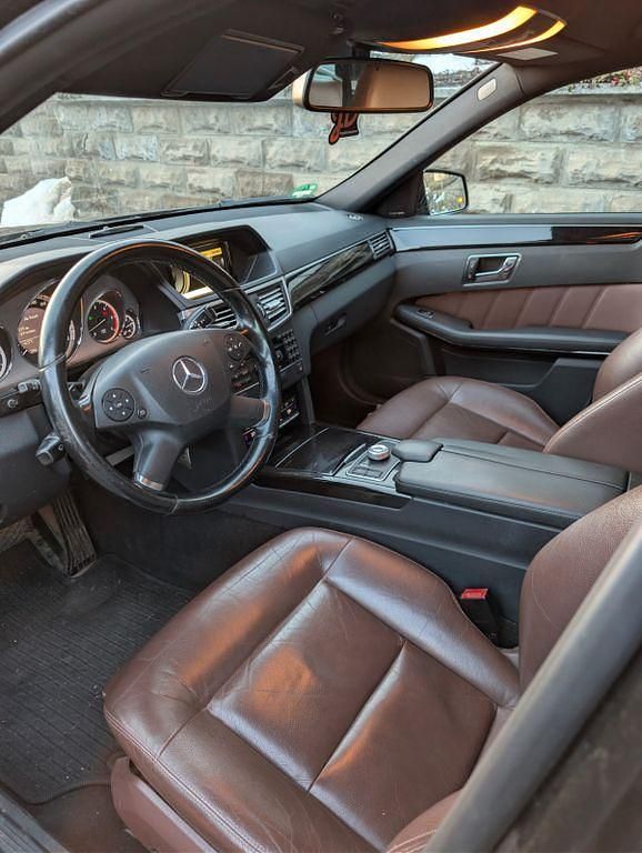 Schwarz Gebraucht 2010 Mercedes E350 Avantgarde Kombi | 11.800 € (Teuer) - Bild 1/4