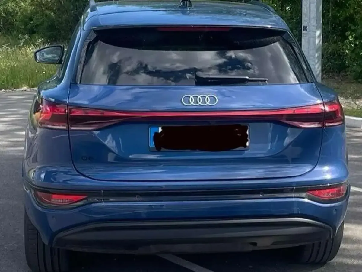Gebraucht Audi Q6 e-tron Comfort 185 kW (252 PS) 2025 Blau SUV