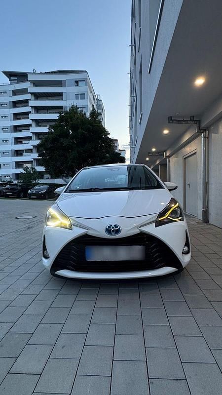 Weiß Gebraucht 2017 Toyota Yaris Comfort Kleinwagen | 10.800 € (Fairer Preis) - Bild 1/4
