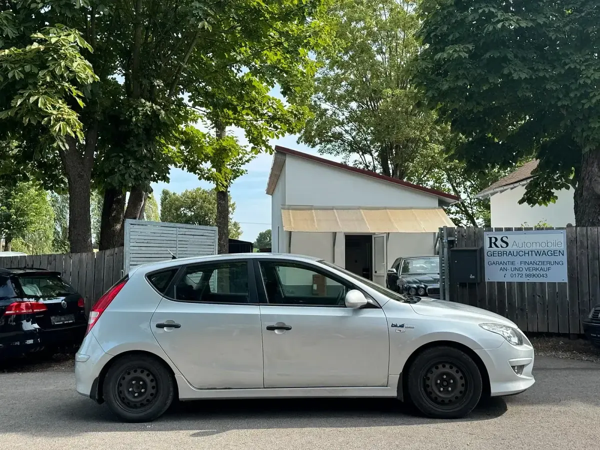 Gebraucht Hyundai i30 90 PS (66 kW) 2011 Silber Limousine