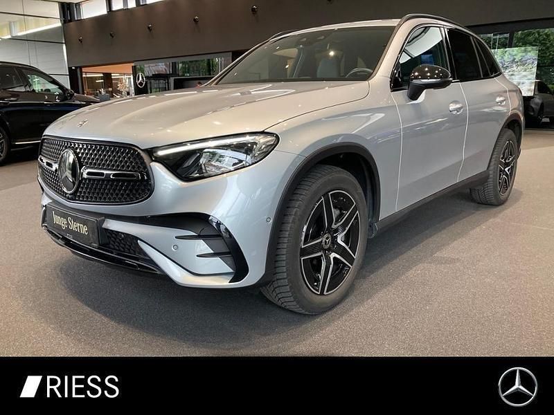 Metalliclack hightechsilber Gebraucht 2024 Mercedes GLC220 AMG SUV | 53.700 € - Bild 1/4