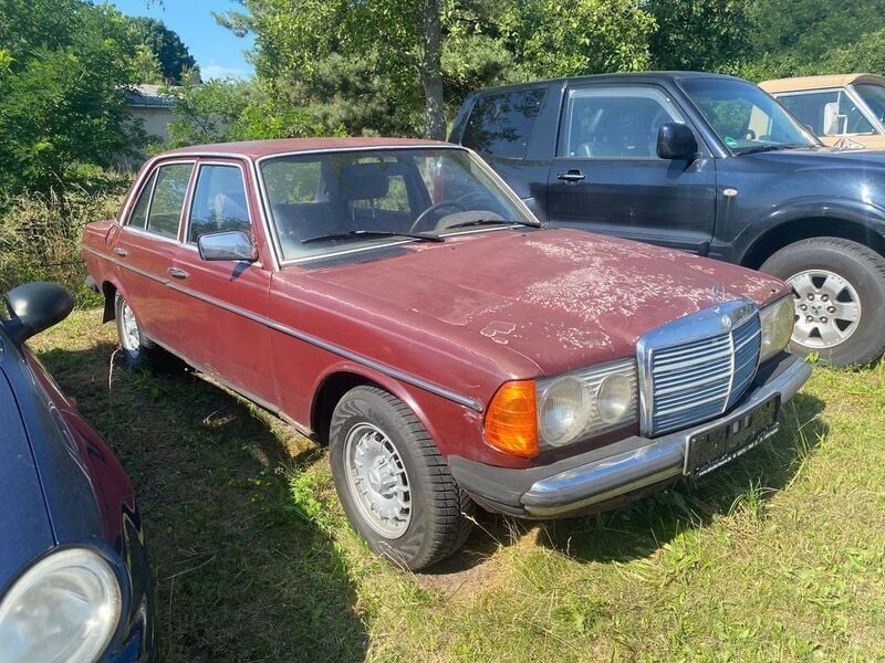 Gebraucht Mercedes 240 72 PS (52 kW) 1981 Rot Limousine