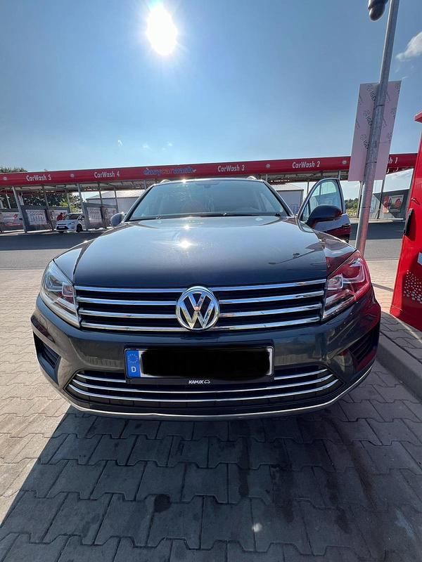 Grau Gebraucht 2016 VW Touareg SUV | 16.350 € (Superpreis) - Bild 1/4