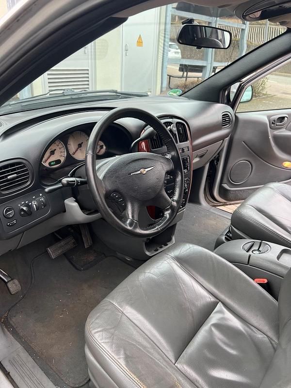 Gebraucht Chrysler Voyager 160 PS (117 kW) 2006 Silber Van / Kleinbus