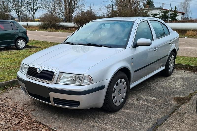 Grau Gebraucht 2004 Skoda Octavia Limousine | 2.000 € (Guter Preis) - Bild 1/4