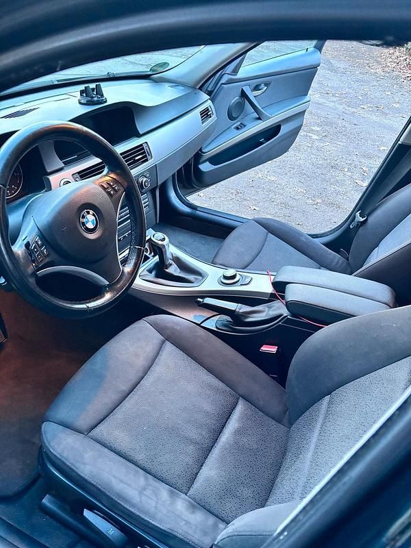 Gebraucht BMW 320 177 PS (130 kW) 2008 Schwarz Kombi