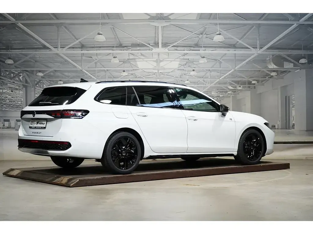 Gebraucht VW Passat R-line 150 PS (110 kW) 2026 Pure white Kombi