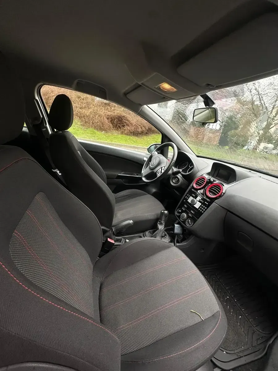Używany Opel Corsa 86 KM (63 kW) 2011 Czarny Hatchback