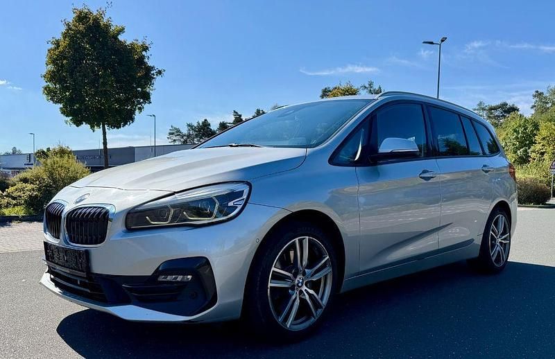 Silber Gebraucht 2018 BMW 220 Gran Tourer Sport Line Van / Kleinbus | 13.950 € (Fairer Preis) - Bild 1/4
