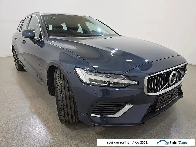 Gebraucht Volvo V60 Inscription 253 PS (186 kW) 2021 Blau Kombi