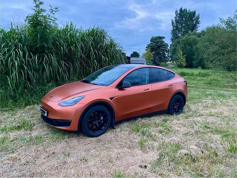 Orange Gebraucht 2022 Tesla Model Y Long Range RWD SUV | 36.900 € (Fairer Preis) - Bild 1/4