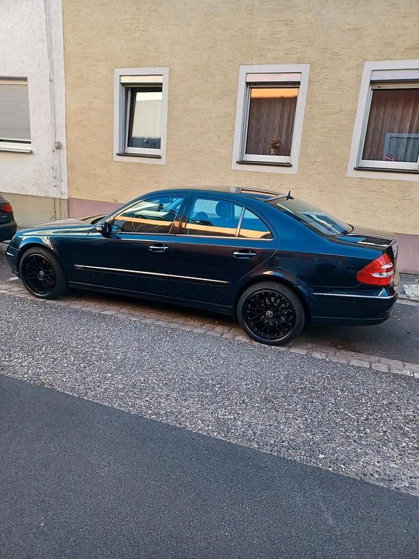 Schwarz Gebraucht 2003 Mercedes E500 Avantgarde Limousine | 5.699 € (Fairer Preis) - Bild 1/3