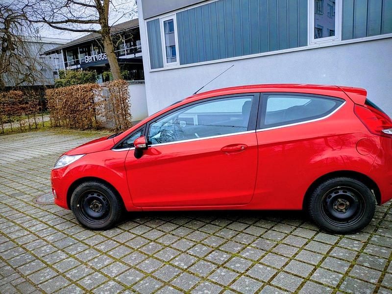 Gebraucht Ford Fiesta Titanium 97 PS (71 kW) 2009 Rot Kleinwagen
