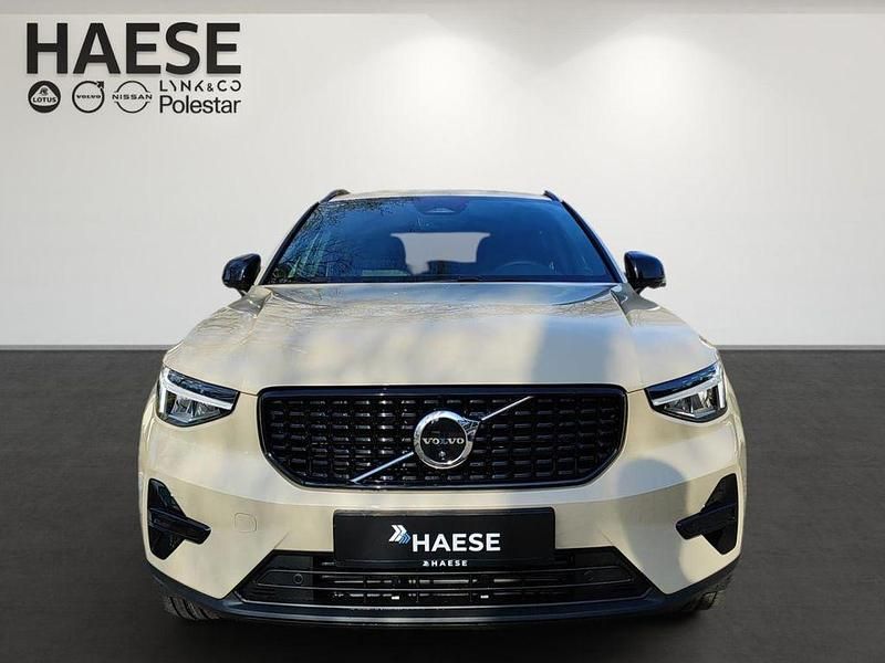 Neu Volvo XC40 Plus 163 PS (119 kW) 2026 Silber SUV